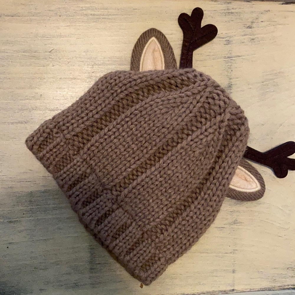 Carter’s knit hat. 0-3 months.